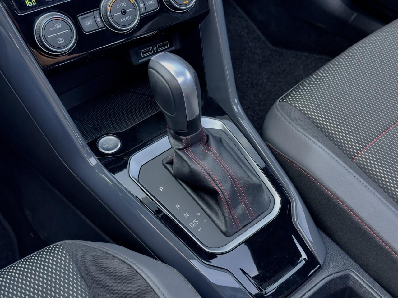 Volkswagen T-Roc 1.5 TSI ACTIE! BETAAL NU 50% 14950 DE REST IN 2JR RENTEVRIJ FINANCIEREN