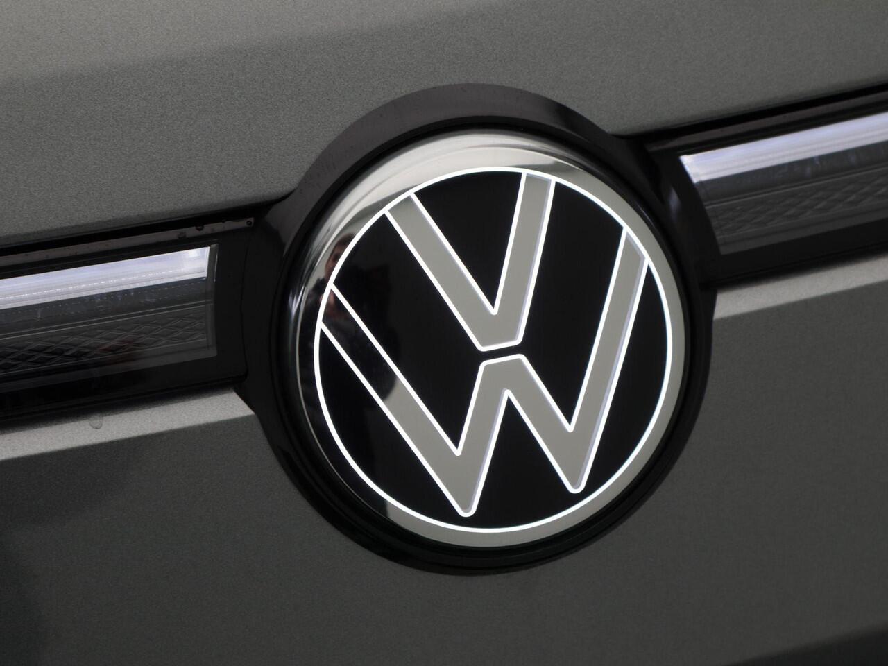 Volkswagen T-Roc R-Line First Edition 1.5 150 PK | Trekhaak | Panoramadak | 360 Camera | Head-Up | Elektrische Achterklep |