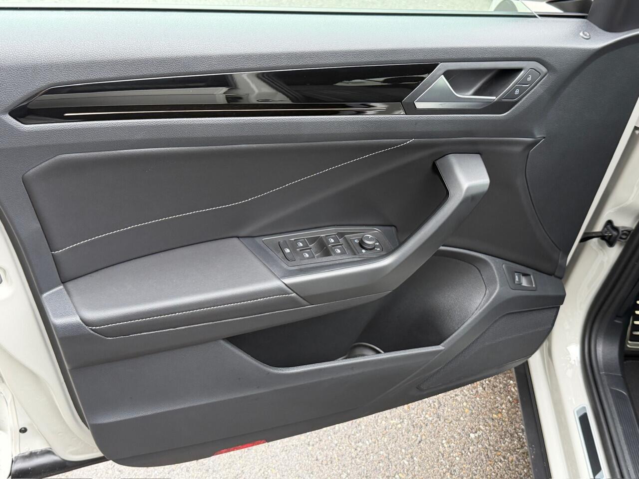 Volkswagen T-Roc 1.5 TSI 150pk DSG R-Line | Camera | Keyless | Elek. Achterklep | Dode hoek | Rijklaar incl. 1 jaar Bovag garantie