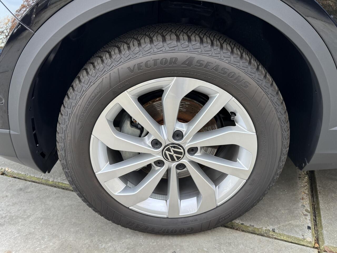 Volkswagen T-Roc 1.5 TSI 150pk DSG Life Edition Navigatie Winterpakket ACC Keyless Camera