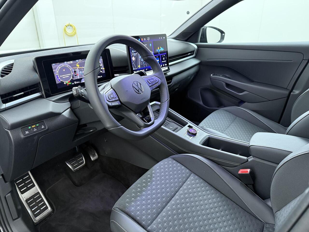 Volkswagen T-Roc 1.5 eTsi 150pk DSG R-Line First Edition | Elektr. achterklep | Black Style | LED Matrix | Navigatie | Area View | Head-up display |