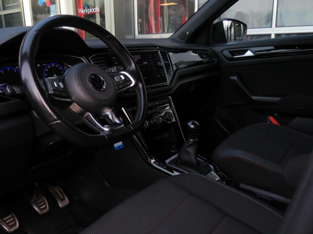 Volkswagen T-Roc 1.5 TSI 150pk SPORT BLACK EDITION / Led / Beats audio / 18 Inch / BOVAG garantie