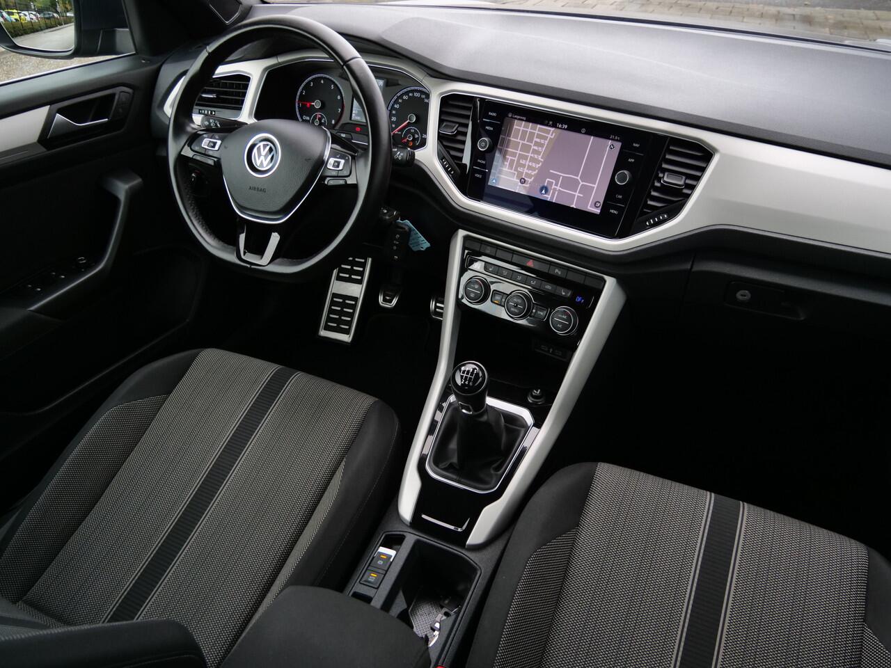 Volkswagen T-Roc Cabrio 1.0 TSI 110pk Style Navigatie / 19 Inch / Stoelverwarming / Trekhaak