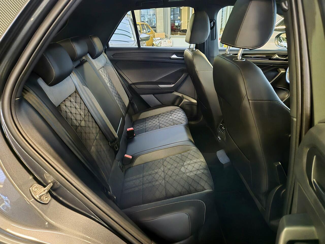 Volkswagen T-Roc 1.5 TSI R-Line -150pk- Automaat | Panorama dak | IQ LED | Camera | Elec. Achterklep | Rijklaarprijs