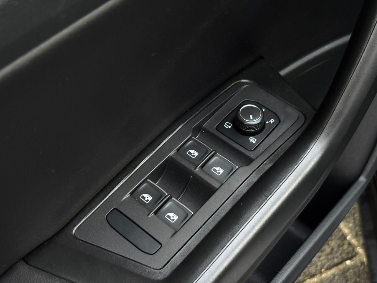 Volkswagen T-Roc Cabrio 1.5 TSI R-Line , Stoel/Stuurverwarming, Super Netjes!, Adaptieve Cruise Control, Dodehoekassistentie, Enz...