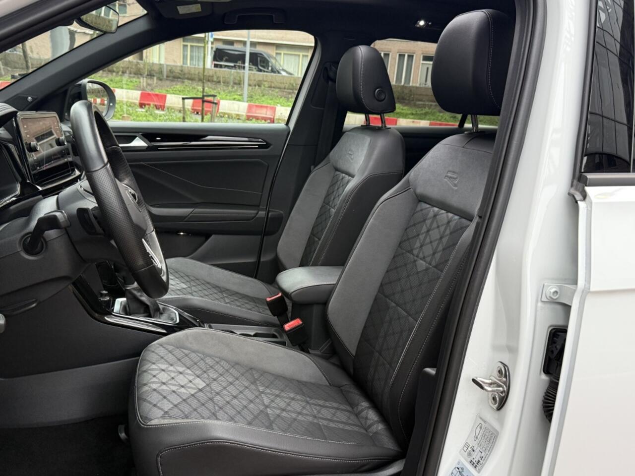 Volkswagen T-Roc 1.5 TSI 150PK R-Line Pano Automaat Navi Camera Facelift