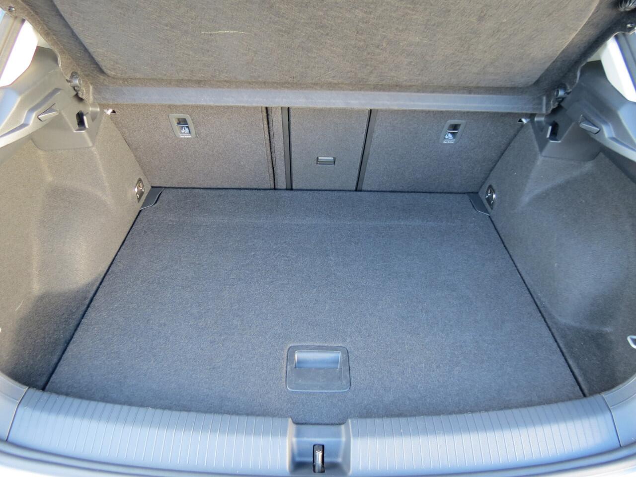 Volkswagen T-Roc 1.0 TSI Life -110pk- | LED | App Connect | Parkeer Assistent | Lane Assist | Climate Control | Rijklaarprijs incl. 1 jaar Bovag garantie