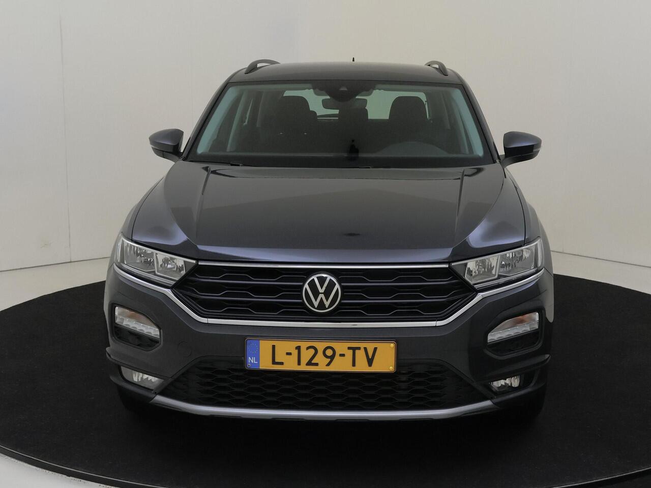 Volkswagen T-Roc 1.5 TSI Style Business | Achteruitrijcamera | Navigatie | Adaptieve cruise control | Draadloze telefoonlader | Airco | CarPlay | Parkeersensoren |
