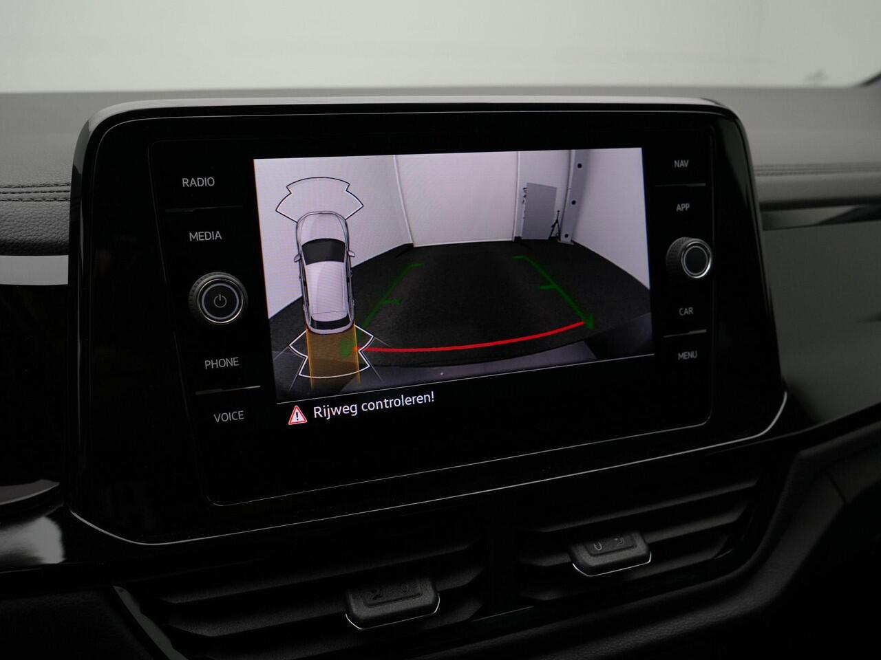 Volkswagen T-Roc 1.5 TSI 150 pk DSG Style | Achteruitrijcamera | Stoelverwarming | Navigatie | Adaptive Cruise