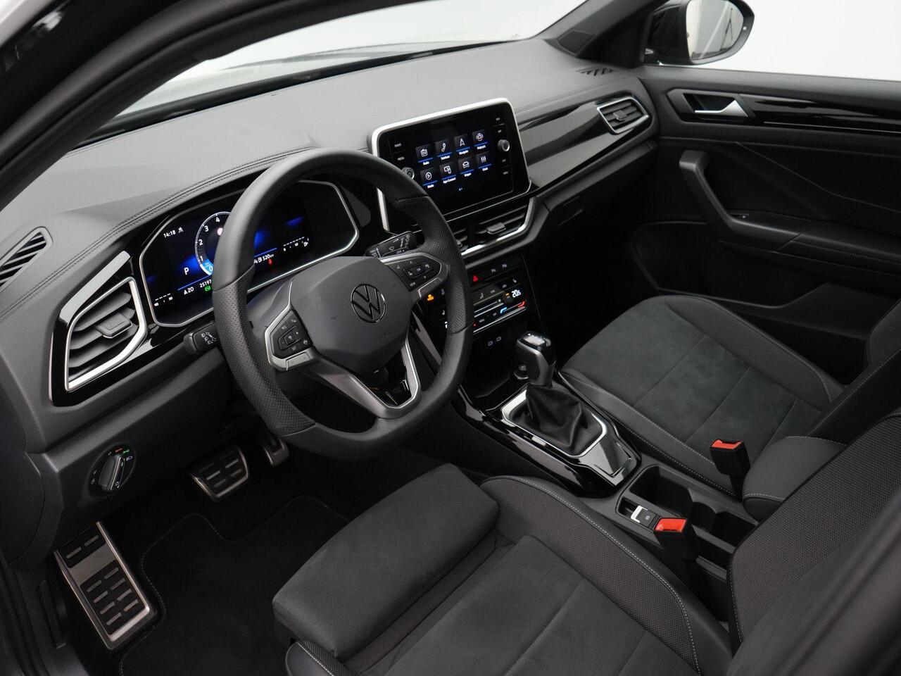 Volkswagen T-Roc 1.5 TSI 150 pk DSG R-Line Edition | Trekhaak | Achteruitrijcamera | Stoelverwarming | Navigatie | Sportonderstel | Park Assist | 17 inch