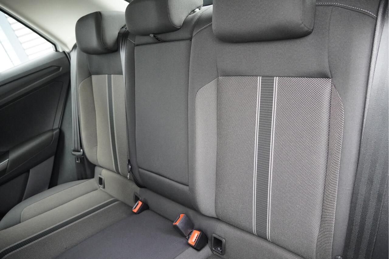 Volkswagen T-Roc 1.5 TSI 150PK! Style BJ2021 Lmv 16" | Led | Pdc | Navi | App-Connect | Climate control | Cruise control | Getint glas