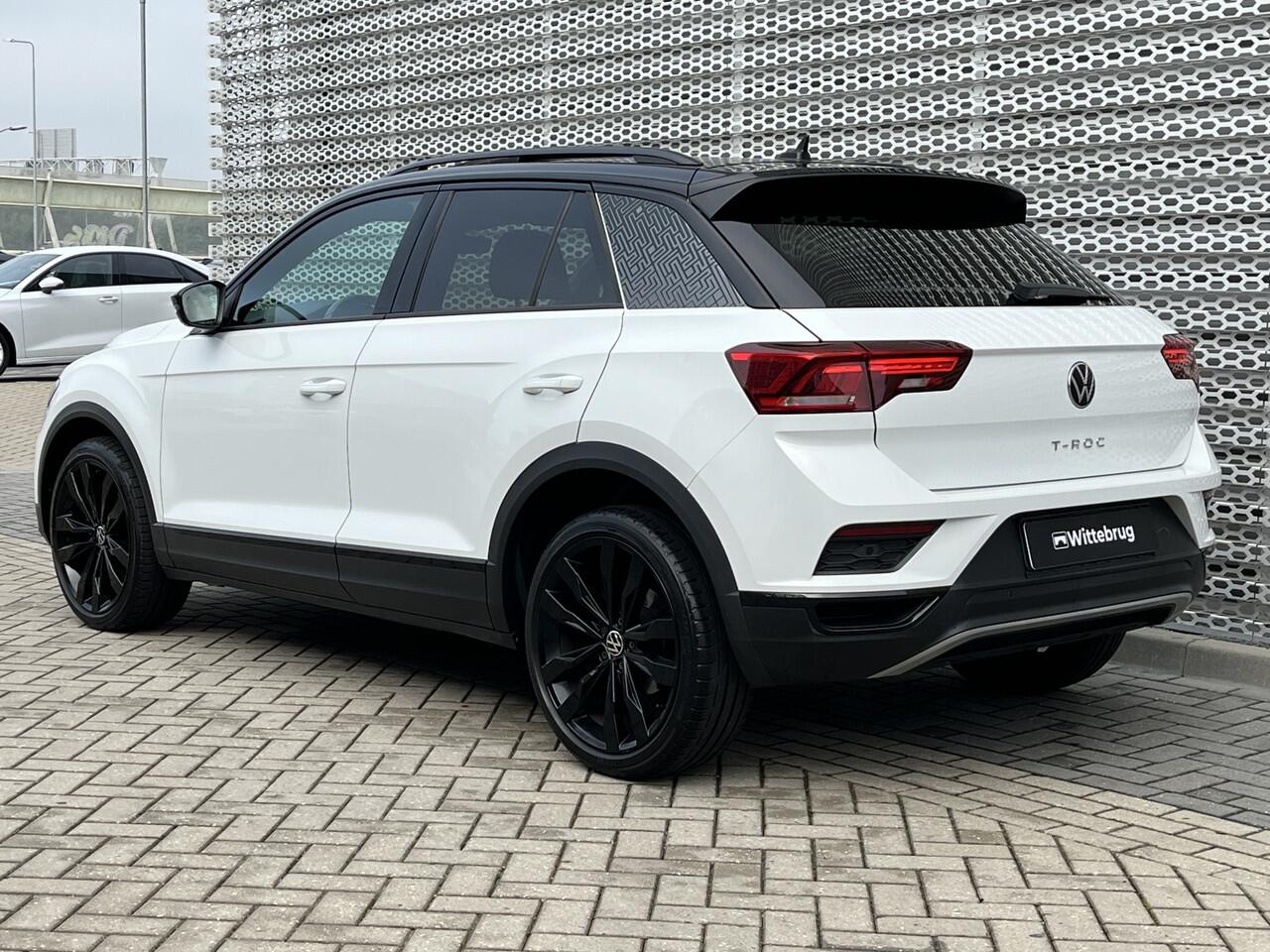 Volkswagen T-Roc 1.5 TSI Sport Business R / Digitale Cockpit Pro / Panoramadak / Afneembare Trekhaak / Black Style / Elektrische Achterklep / Stoelverwarming / Dodehoek Sensor