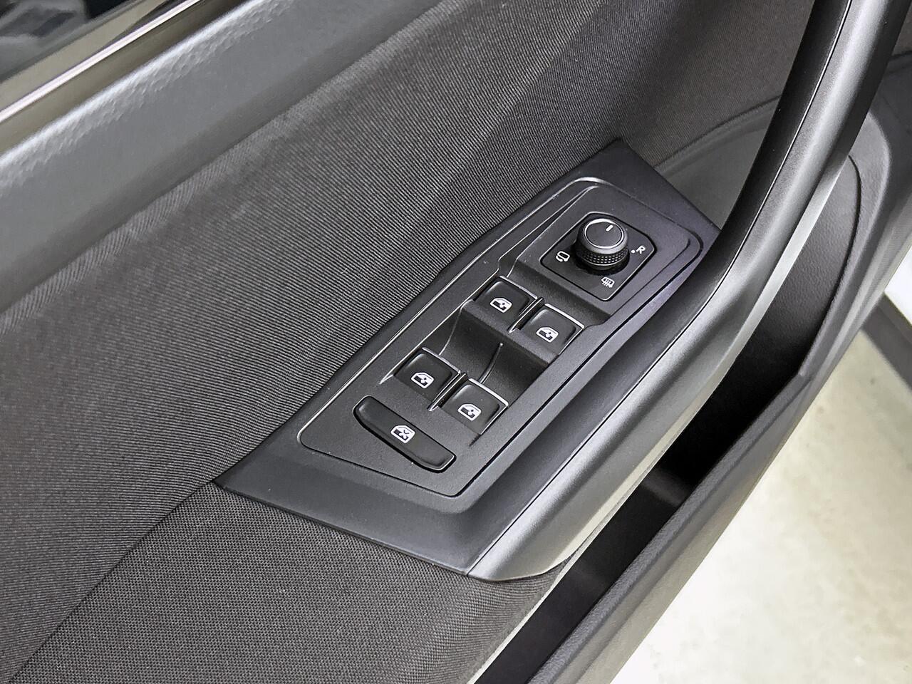 Volkswagen T-Roc 1.5 TSI 150pk Automaat Sport Black Style / Camera / Navigatie / Adaptive Cruise