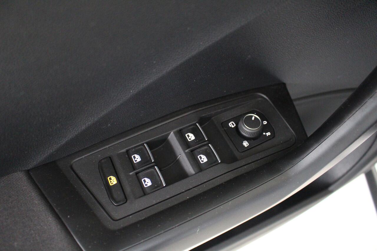 Volkswagen T-Roc 1.5 TSI Style Navigatie | Inklapbare spiegels | Climate Control | Privacy Glass