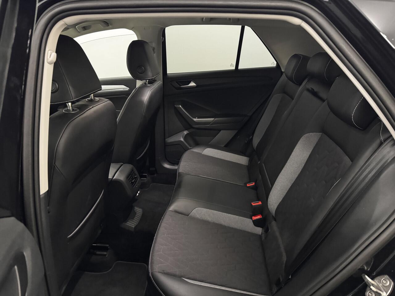 Volkswagen T-Roc 1.5 TSI Goal Business Half leder, Parkeersensoren, Apple carplay, Winterpakket, A start top, Cruise control adaptief, 2 jaar vakantie