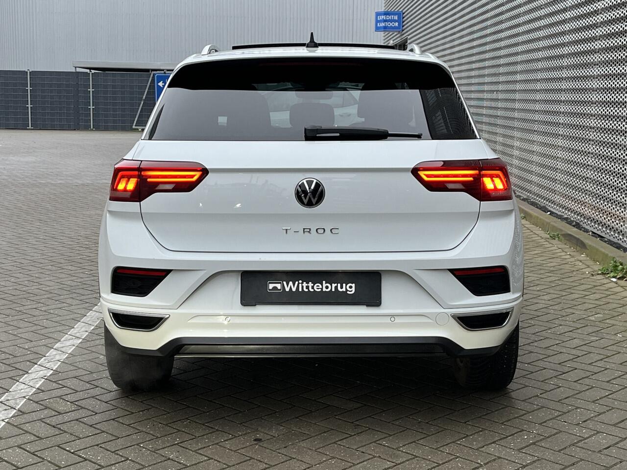 Volkswagen T-Roc 1.5 TSI 150PK DSG R-Line / Panorama dak / Digital Cockpit Pro / Elektrisch Achterklep / Afneembare Trekhaak / Achteruitrijcamera / 17''LMV **