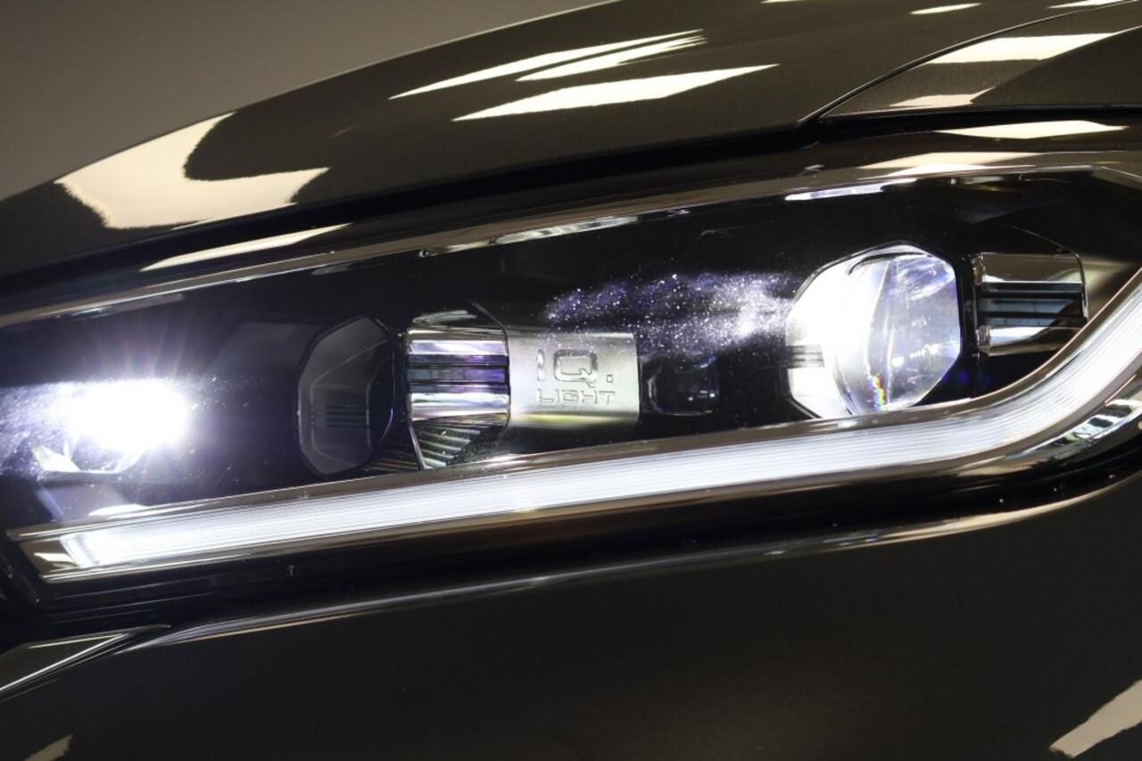 Volkswagen T-Roc 1.5 TSI R-Line - Trekhaak - AllSeason banden - Stoelverwarming