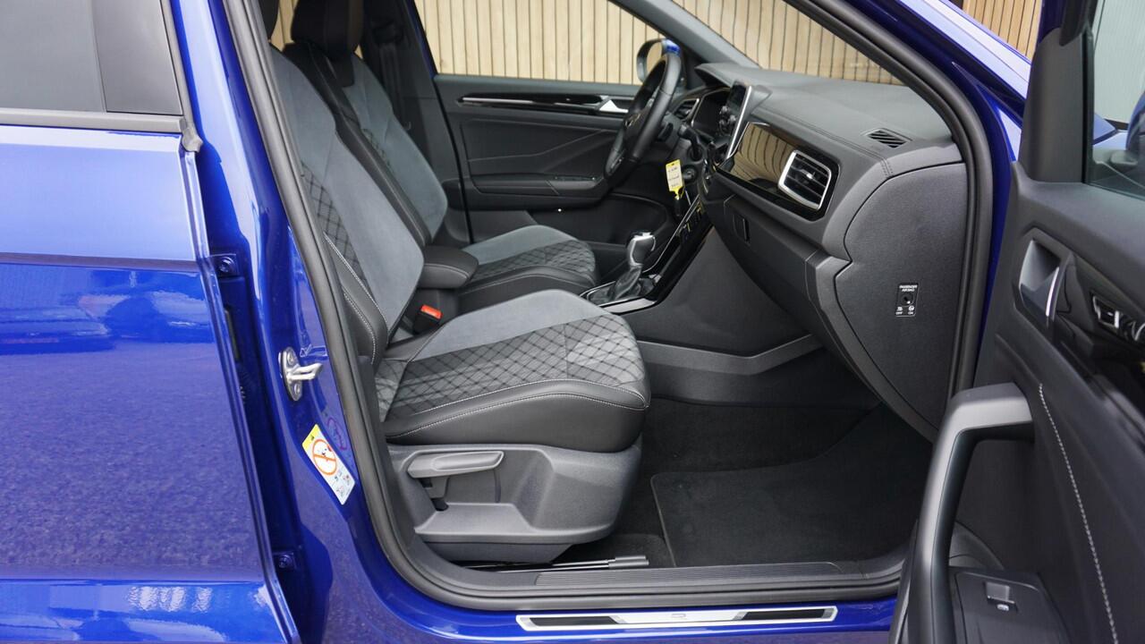 Volkswagen T-Roc 1.5 TSI 150pk DSG 2x R-Line IQ Light Afn-Trekhaak *Lapiz Blue* 17inch LM Adaptive Cruise Control Stuurverwarming *Compleet*