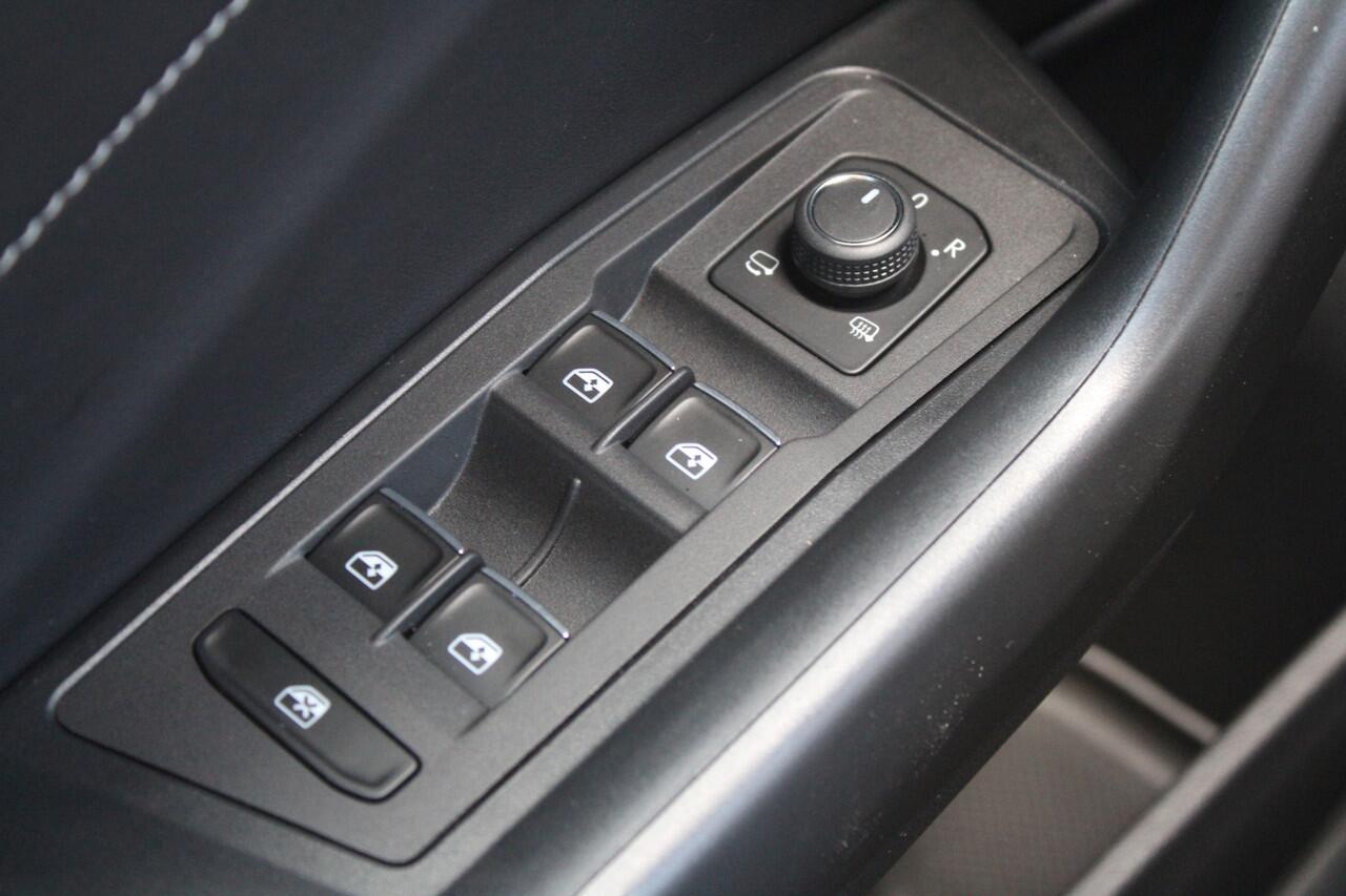 Volkswagen T-Roc 1.5 TSI Style 150pk - Ergostoel - LED - Navi - Camera - Stoelverwarming - Trekhaak - Rijklaar