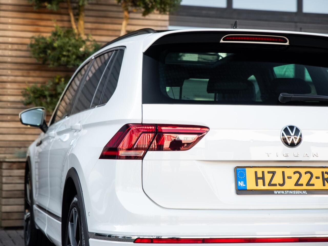 Volkswagen TIGUAN 1.5 TSI R-Line / Panoramadak / 20" LMV / Adaptive Cruise Control / IQ Light