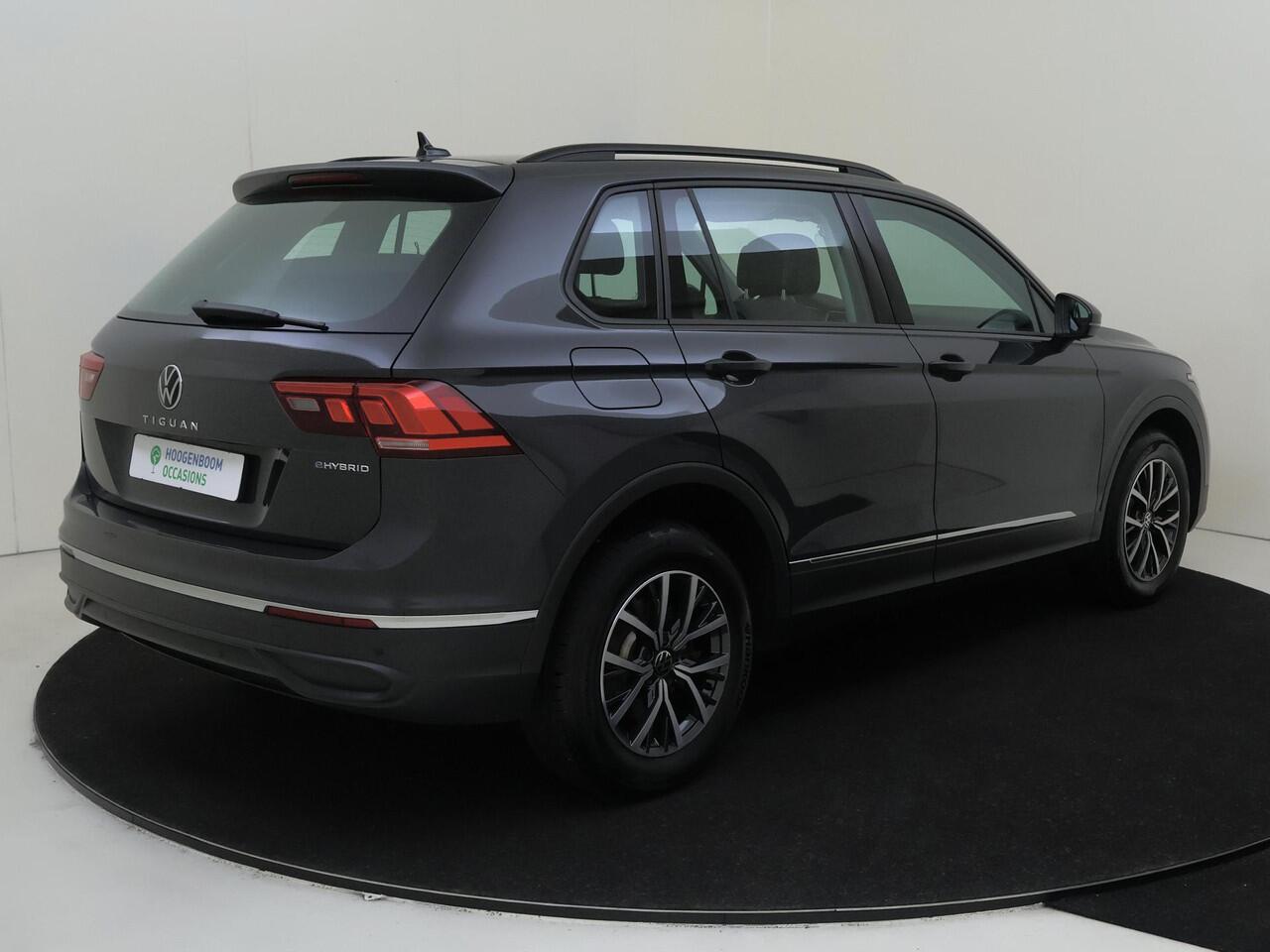 Volkswagen TIGUAN 1.4 TSI eHybrid Life | Trekhaak | Stoel- en stuurwielverwarming | 3-zone airco | CarPlay | Digital cockpit Pro | Adaptieve cruise control | Parkeersensoren |