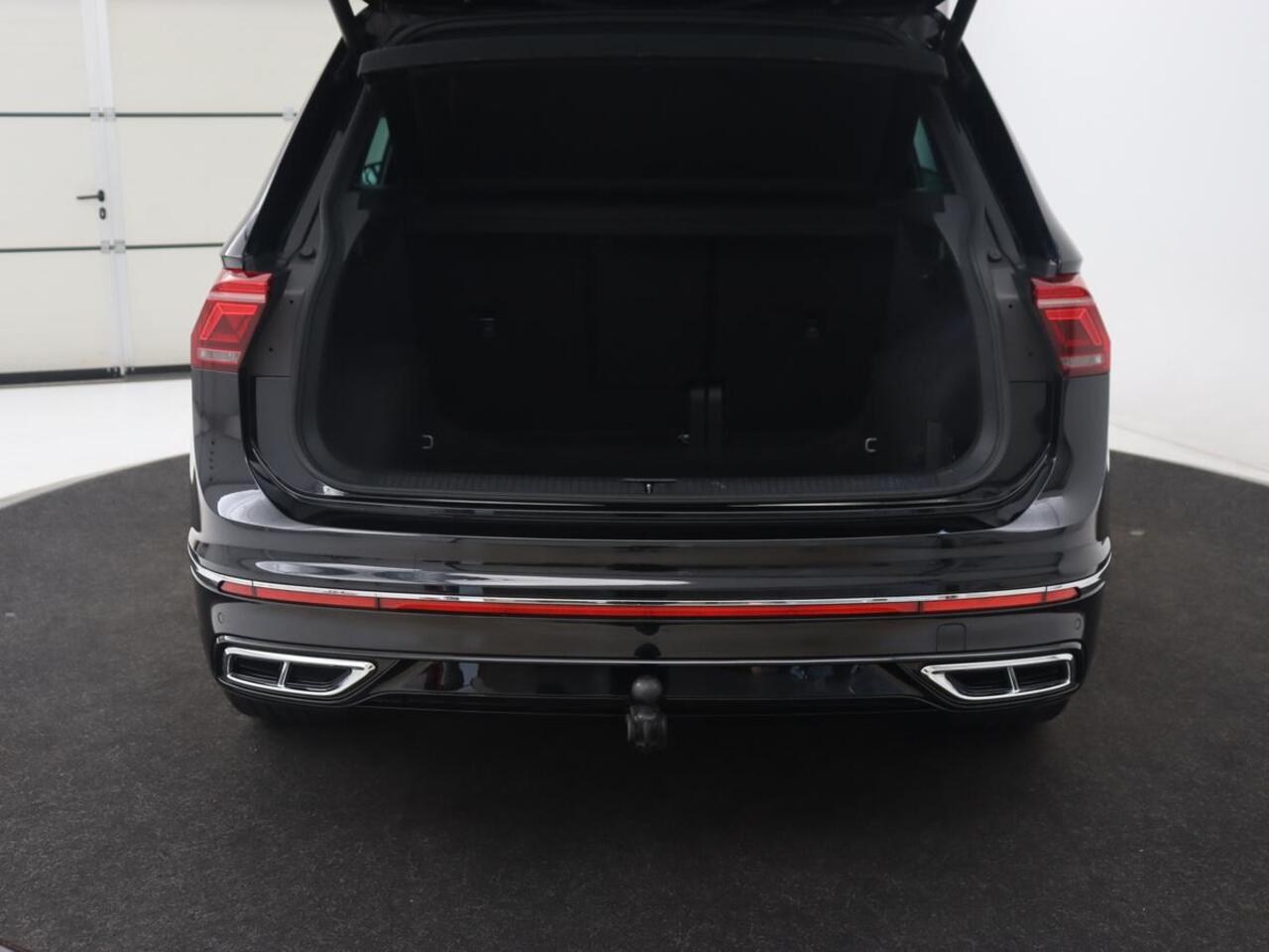 Volkswagen TIGUAN 1.5 TSI R-Line Business+ | Automaat | Trekhaak | Carplay | Stoelverwarming | Stuurverwarming | Adaptive Cruise | LED | Sfeerverlichting | Climate controle | LMV 20 inch