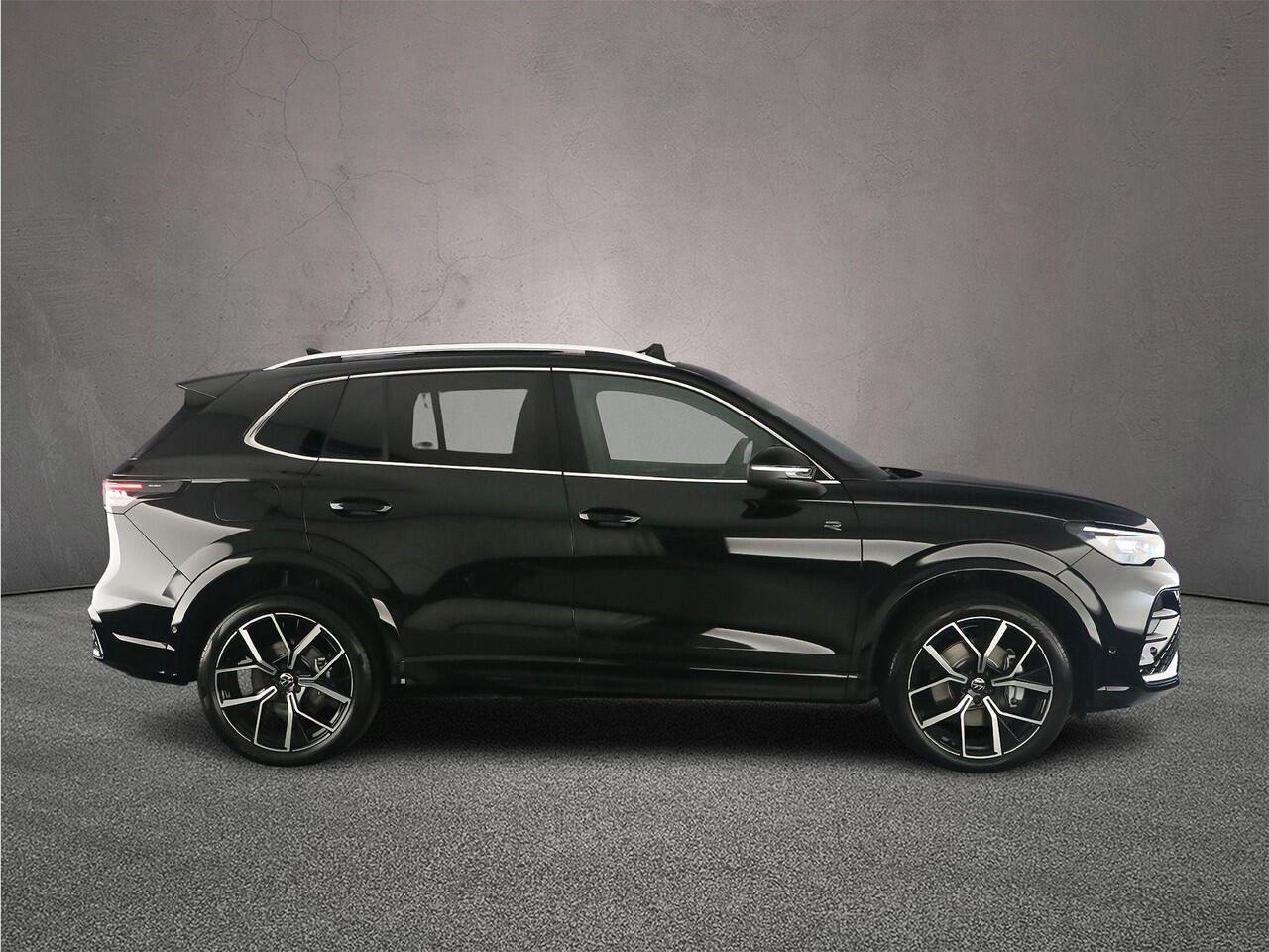 Volkswagen TIGUAN R-Line Edition 1.5 TSI eHybrid 272pk DSG Automaat Trekhaak, Panoramadak, Adaptive cruise control, Elektrische achterklep, Achteruitrijcamera