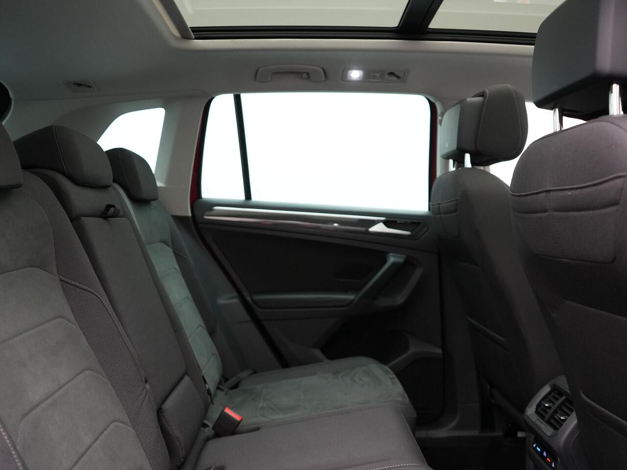 Volkswagen TIGUAN 1.4 TSI eHybrid Elegance Plug In Hybrid 245pk Dealer O.H. PHEV | Trekhaak Af Fabriek | Panodak | Head Up | Adaptive Cruise | 360 Camera | Alcantara Stoelen Massage & Verwarmd | IQ Light | Sfeerverlichting | Stuur Verwarmd | Apple Carplay |