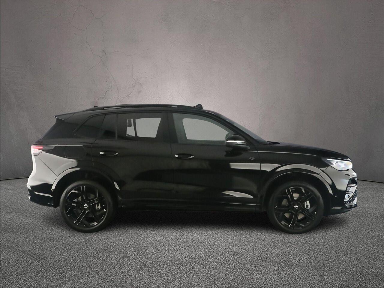 Volkswagen TIGUAN R-Line Edition 1.5 TSI eHybrid 272pk DSG Automaat Trekhaak, Harman Kardon audio, Panoramadak, Black Style, Navigatie, 360 camera, Adaptive cruise control