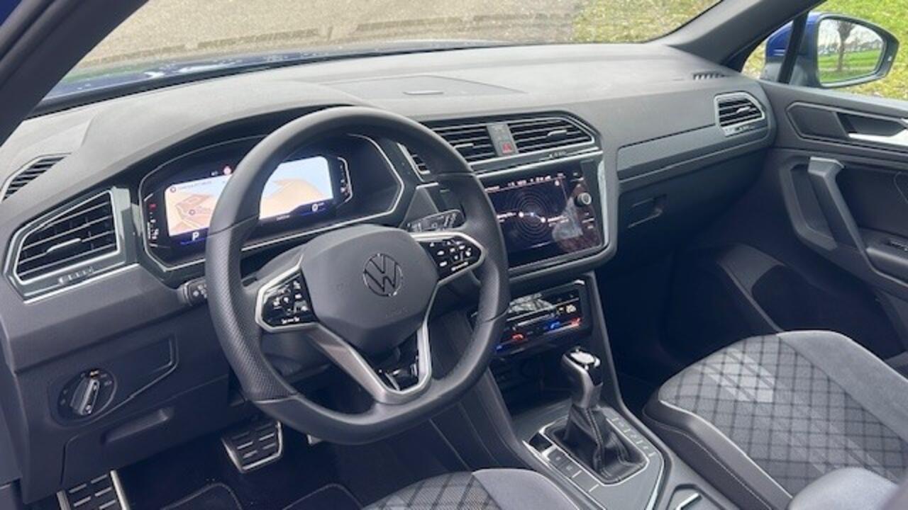 Volkswagen TIGUAN 1.5 TSI R-Line AUTOMAAT 26.000KM!! 1E EIGENAAR!! NAVIGATIE, APPLE CARPLAY, DAB RADIO, STUURVERWARMING, STOELVERWARMING, AMBIËNTEVERLICHTING, DIGITAAL DASHBOARD, DODEHOEK ASSIST, RIJBAAN ASSIST, ADAPTIVE CRUISE CONTROL, ACHTERUITRIJCAMERA, PARKEERHULP V/A,