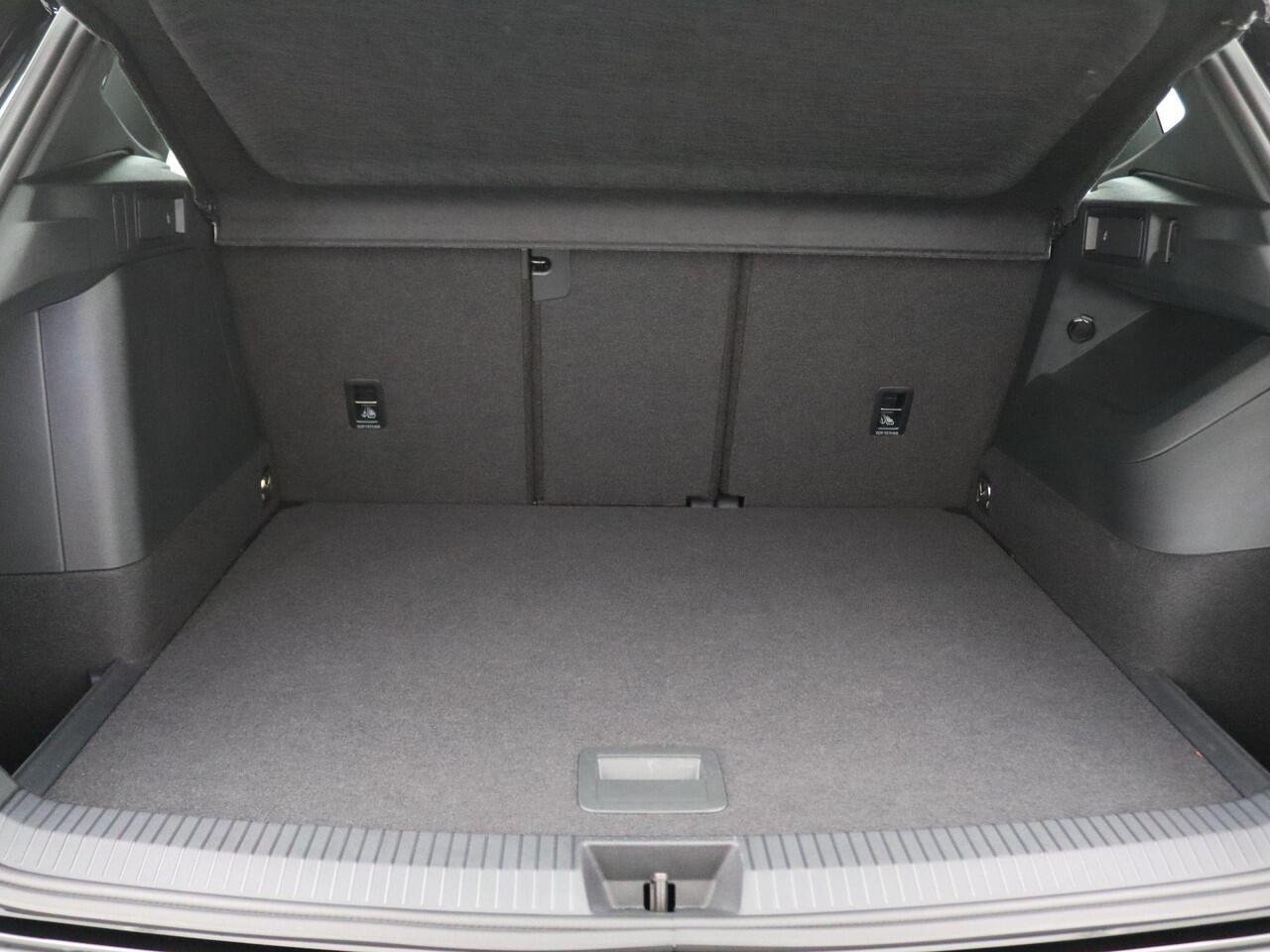 Volkswagen TIGUAN 1.5 eHybrid R-Line Edition 272PK DSG Lederen bekleding, Massage, Ventilatiestoelen, Panoramadak, York 20" LMV, Navigatie, Adaptive Cruise Control, Assistentiepakket