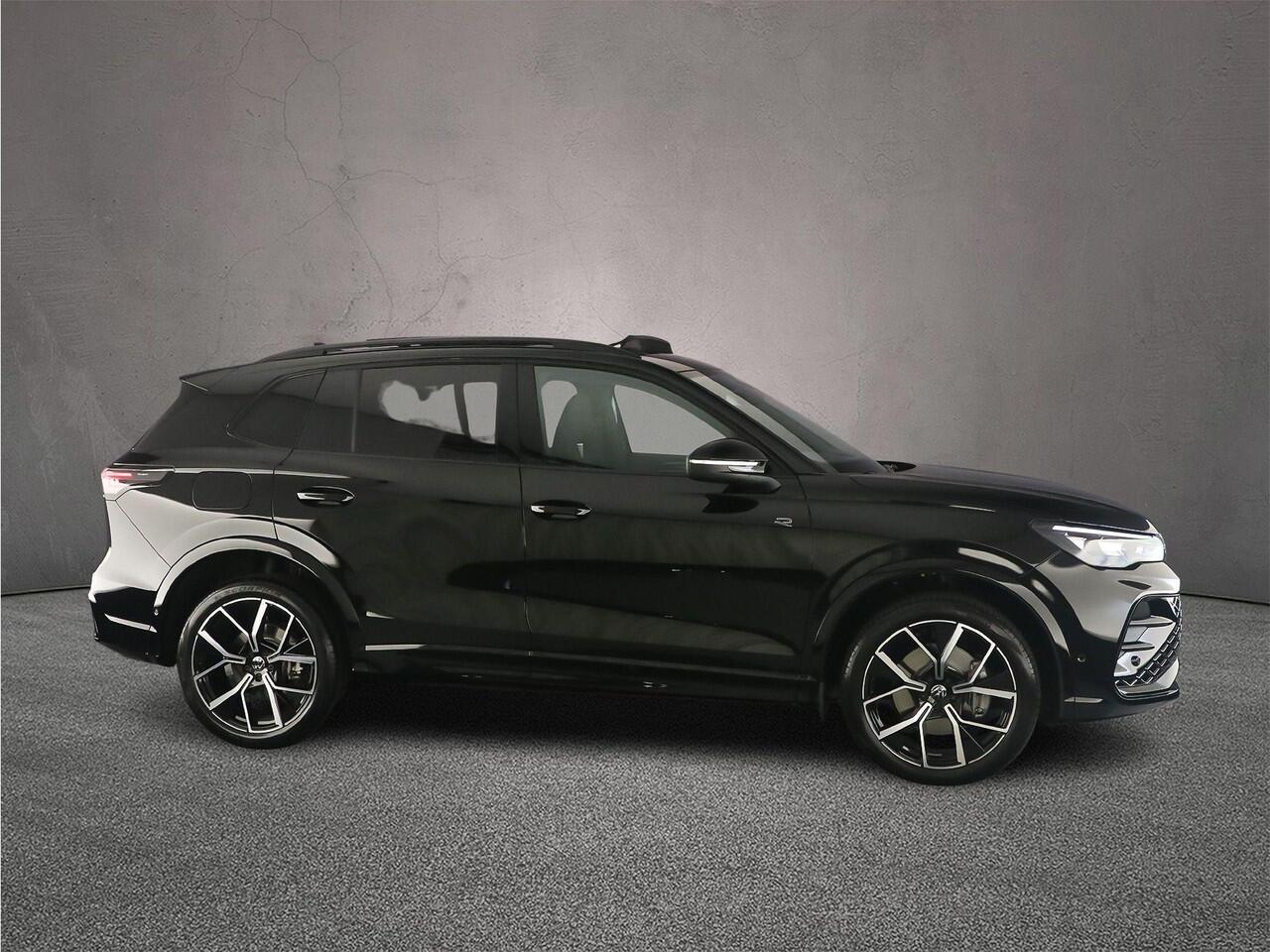 Volkswagen TIGUAN R-Line Edition 1.5 TSI eHybrid 272pk DSG Automaat Black Style, Trekhaak, Panoramadak, Adaptive cruise control, Achteruitrijcamera, Elektrische achterklep