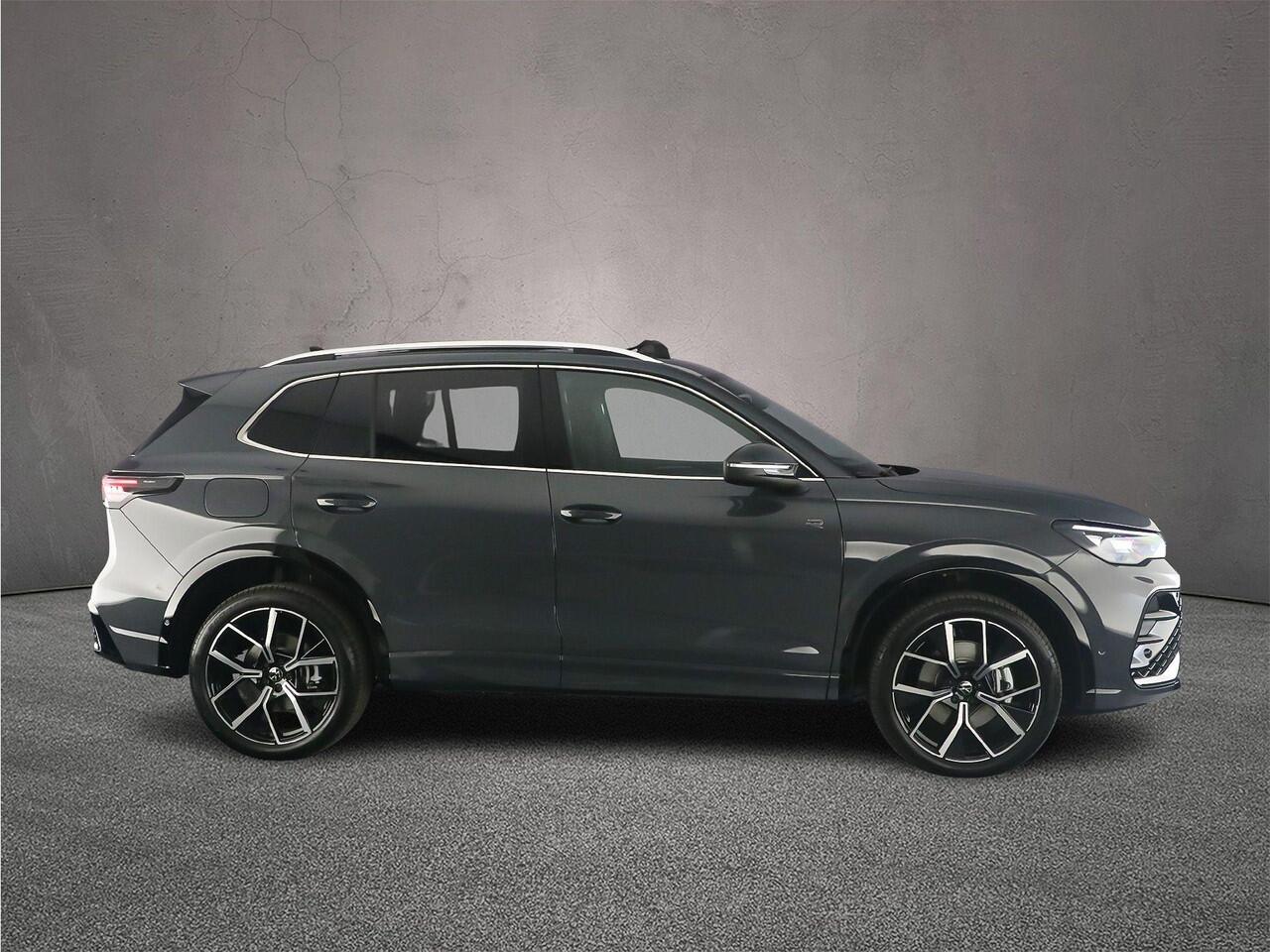 Volkswagen TIGUAN R-Line Edition 1.5 TSI eHybrid 272pk DSG Automaat Trekhaak, Panoramadak, Adaptive cruise control, Navigatie, Achteruitrijcamera, Elektrische achterklep