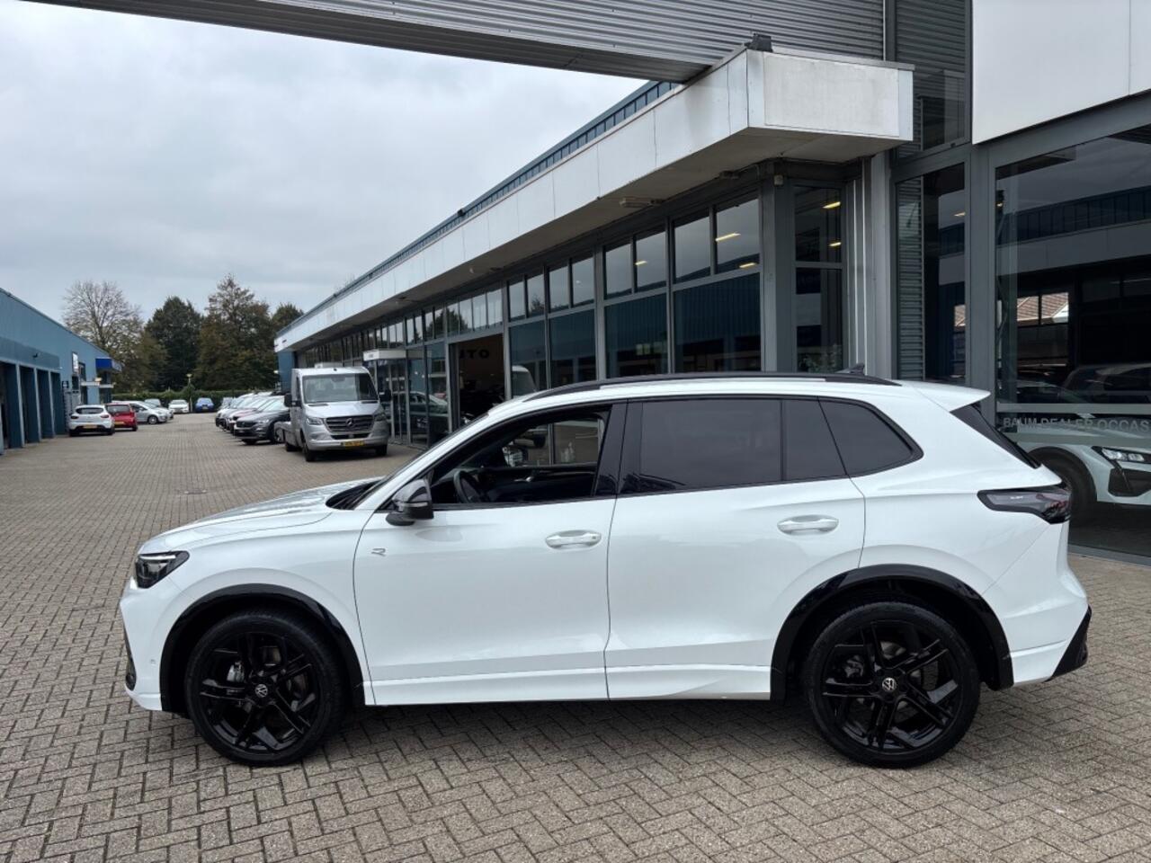 Volkswagen TIGUAN 2.0 TDI R-LINE AUTOMAAT 150PK AIRCO NAVI BIGSCREEN PDC-CAMERA MASSAGE.