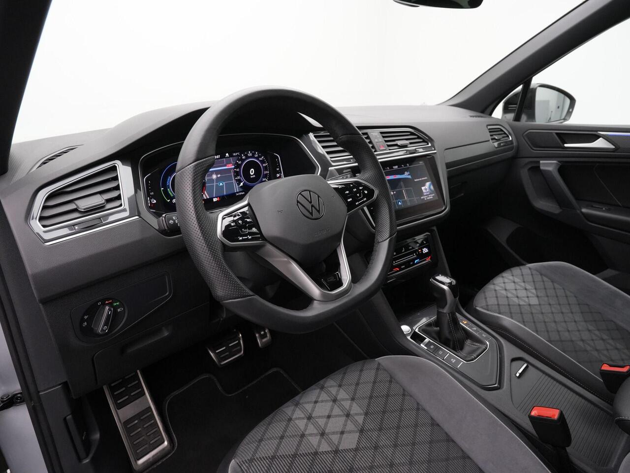 Volkswagen TIGUAN 1.4 TSI eHybrid 245 pk R-Line | Panoramadak | Trekhaak | Navigatie Discover Pro | Adaptief onderstel | 360 camera | IQ Light