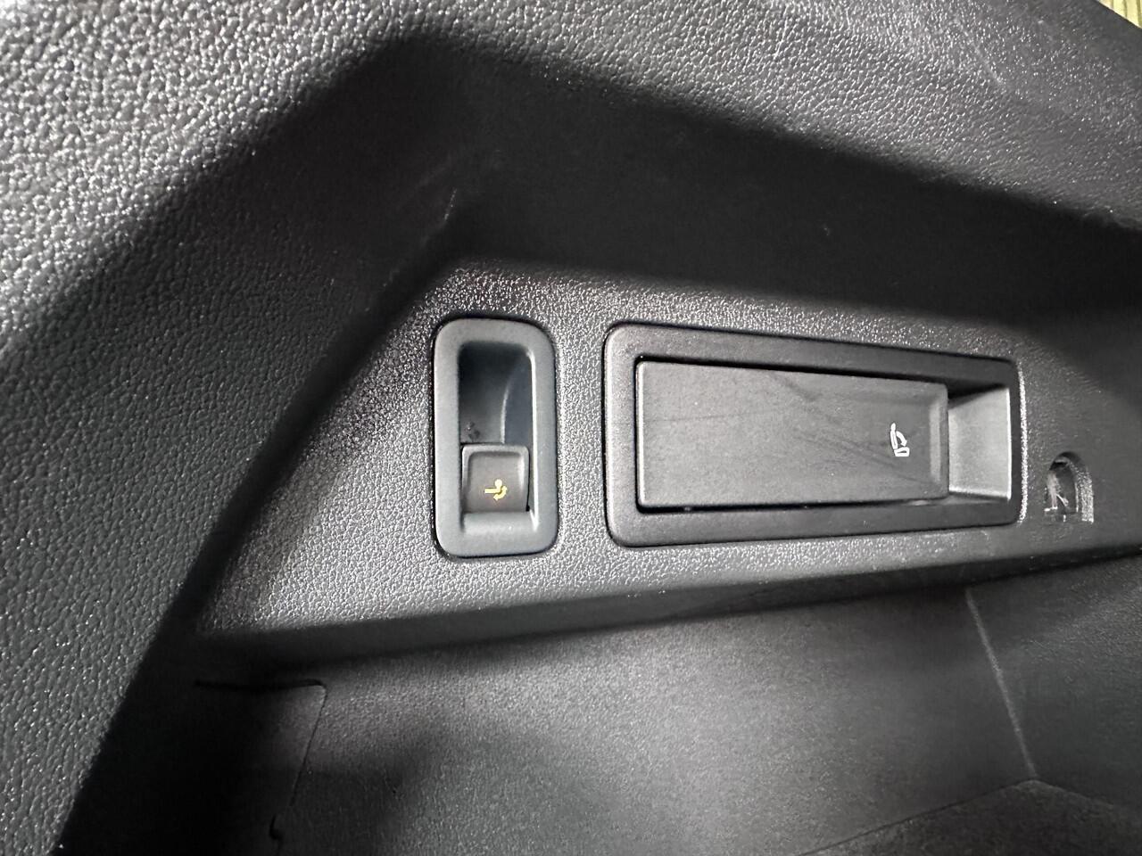 Volkswagen TIGUAN 1.5 TSI R-Line Business+ Lederen bekleding | Stoelverwarming | Trekhaak electrisch