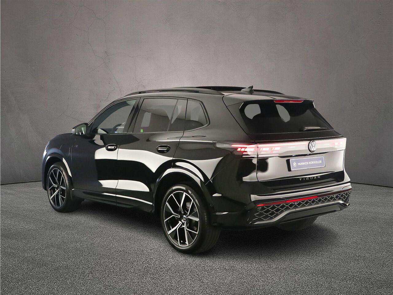 Volkswagen TIGUAN R-Line Edition 1.5 TSI eHybrid 272pk DSG Automaat Black Style, Trekhaak, Panoramadak, Adaptive cruise control, Achteruitrijcamera, Elektrische achterklep