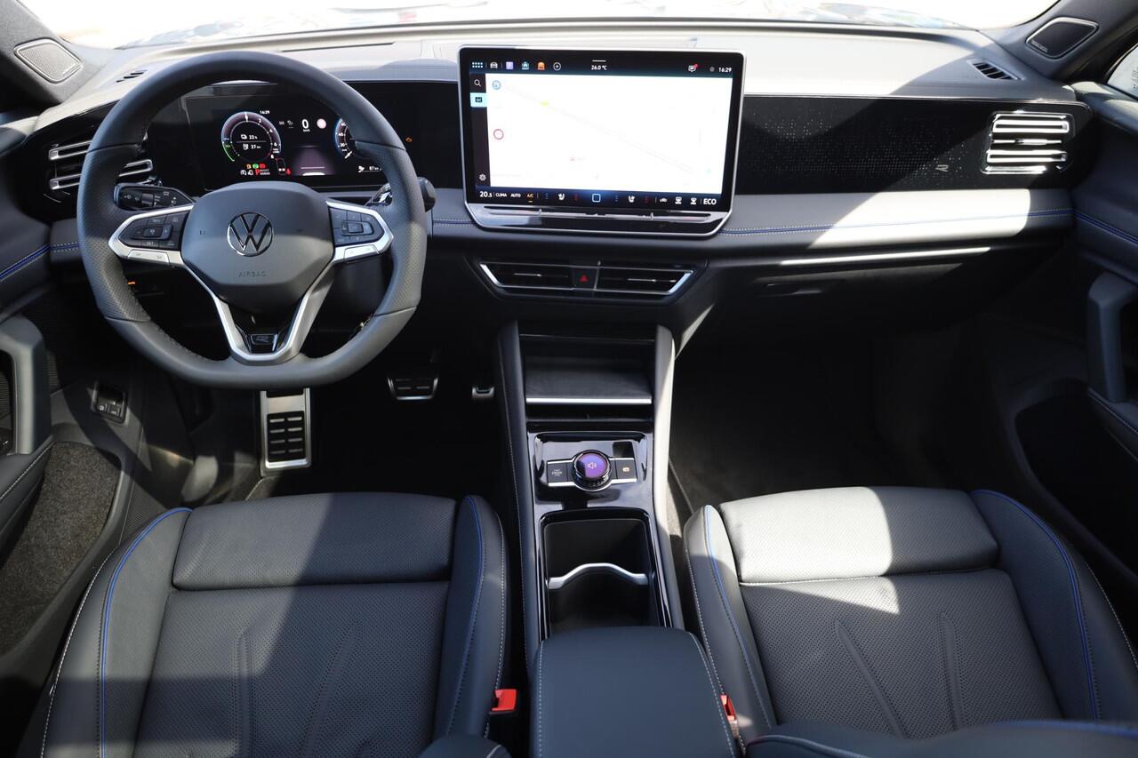 Volkswagen TIGUAN 1.5 eHybrid R-Line Edition 272PK / 200kW LED Matrix IQ.Light, rondomzichtcamera, elektr. bedienbaar panoramadak, voorstoelen met massagefunctie, Apple Carplay & Android Auto, achteruitrijcamera, elektr. uitklapbare trekhaak incl. Trailer Assist, full map 