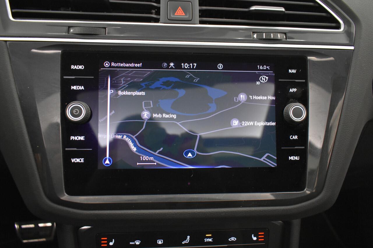 Volkswagen TIGUAN 1.5 TSI R-Line EL Trekh+aKlep Panodak Virtual Camera Zwarte hemel bkl