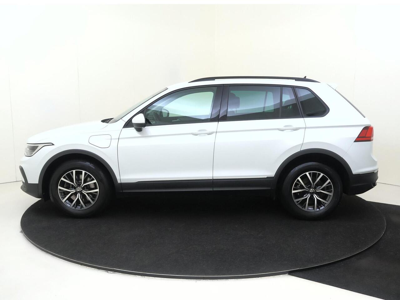 Volkswagen TIGUAN 1.4 TSI eHybrid Life | SoH 92% | Trekhaak | Stoel- en stuurwielverwarming | Adaptieve cruise control | CarPlay | Digital cockpit Pro | Parkeersensoren | 3-zone airco |
