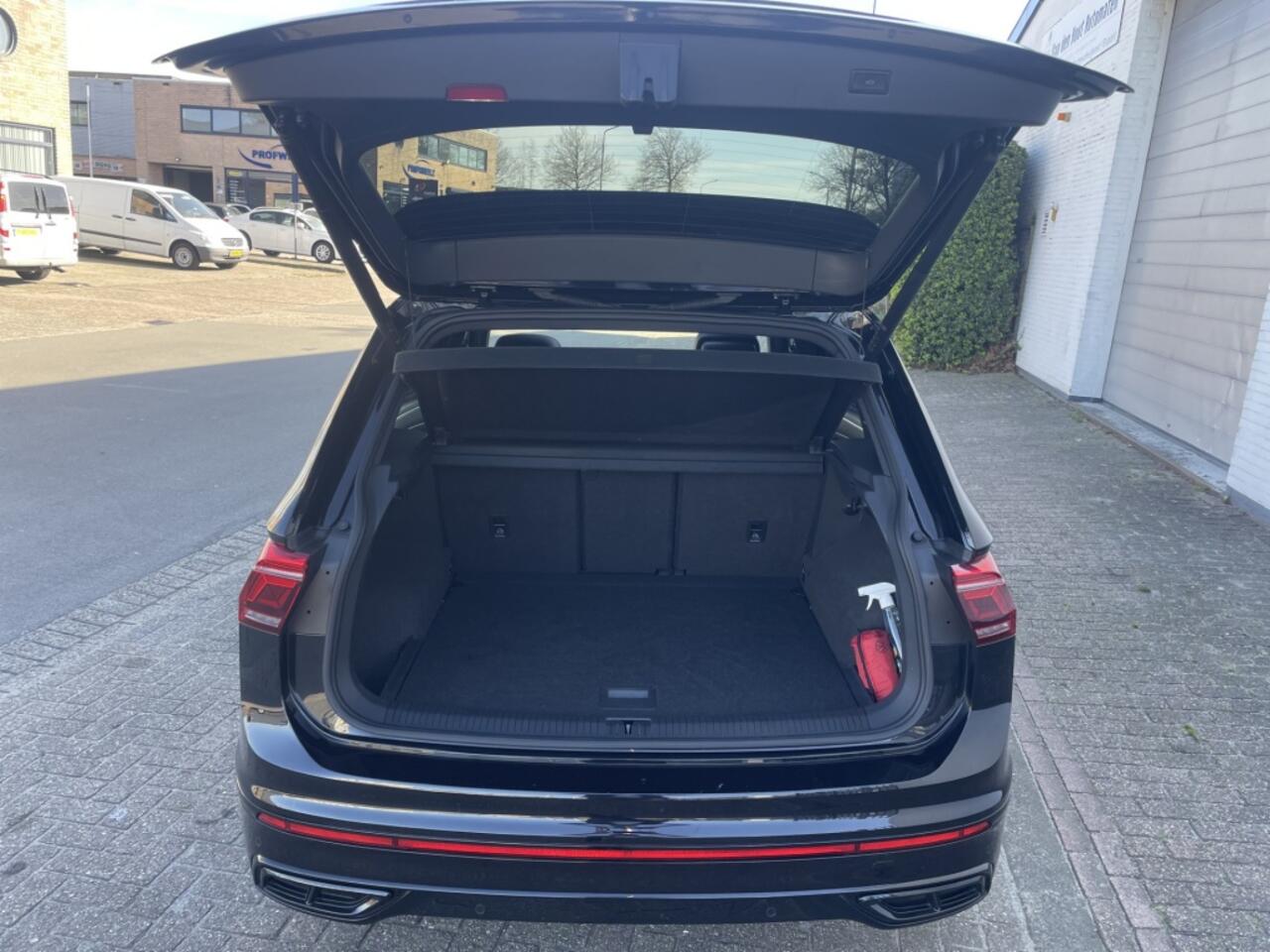 Volkswagen TIGUAN 1.5 TSI 3X R-Line Black *IQ Light* PANO