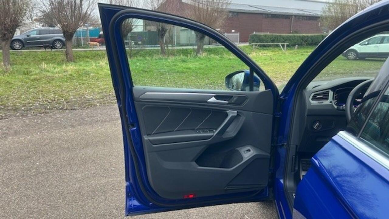 Volkswagen TIGUAN 1.5 TSI R-Line AUTOMAAT 26.000KM!! 1E EIGENAAR!! NAVIGATIE, APPLE CARPLAY, DAB RADIO, STUURVERWARMING, STOELVERWARMING, AMBIËNTEVERLICHTING, DIGITAAL DASHBOARD, DODEHOEK ASSIST, RIJBAAN ASSIST, ADAPTIVE CRUISE CONTROL, ACHTERUITRIJCAMERA, PARKEERHULP V/A,