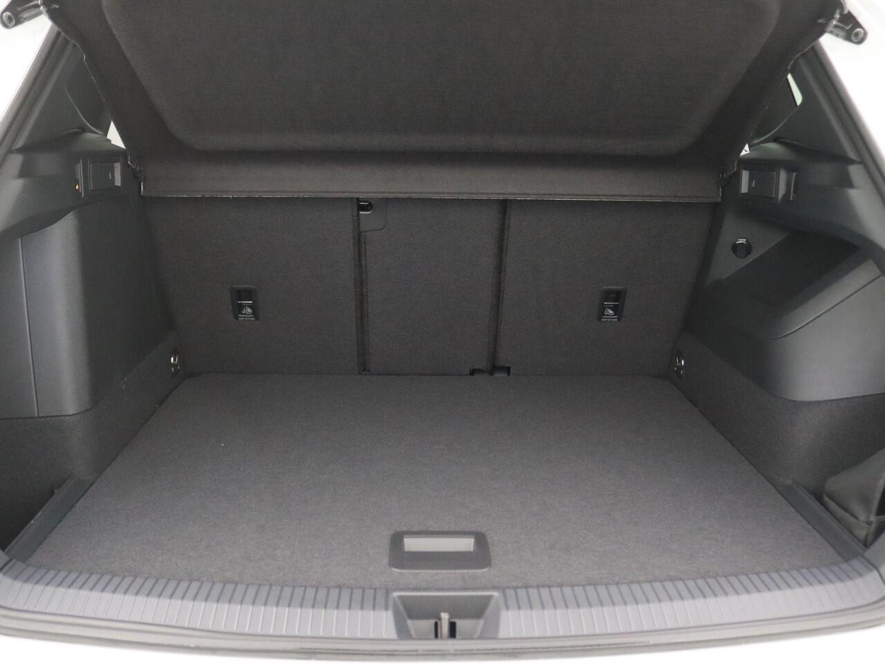 Volkswagen TIGUAN 1.5 eHybrid R-Line Edition 272PK DSG Black Style, Trekhaak, Pano-Schuifdak, Achterruitrijcamera, Keyless, Side Assist, Navi via Apple Carplay/Android Auto, 20" LM Velgen, Adaptieve Cruise Control, Stoel-Stuurverwarming, Elektr. Achterklep