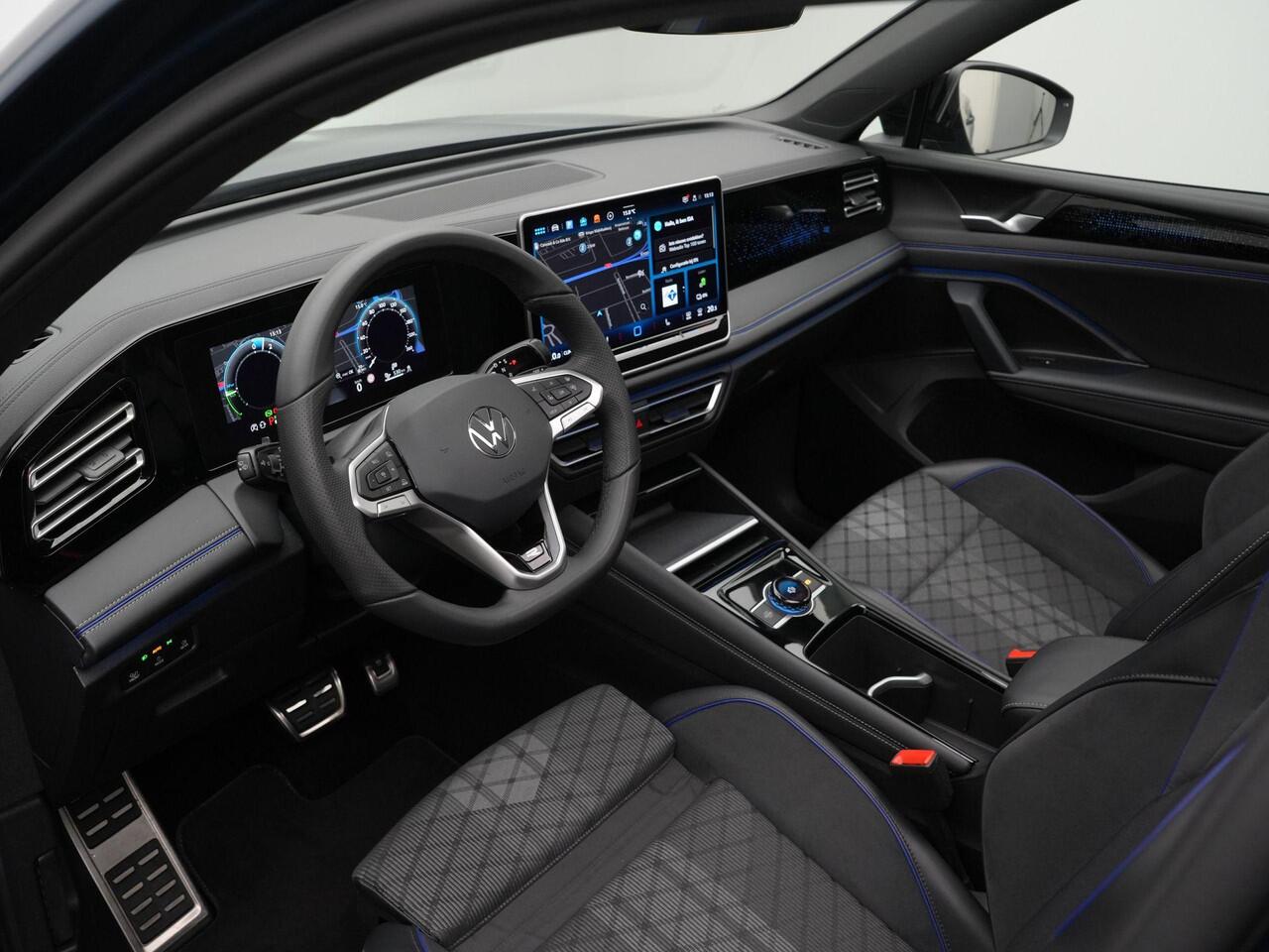 Volkswagen TIGUAN 1.5 eHybrid 272 pk DSG R-Line Edition | Panoramadak | Trekhaak | Adaptief onderstel | Stuur-/stoelverwarming | Achteruitrijcamera | Navigatie | Massage