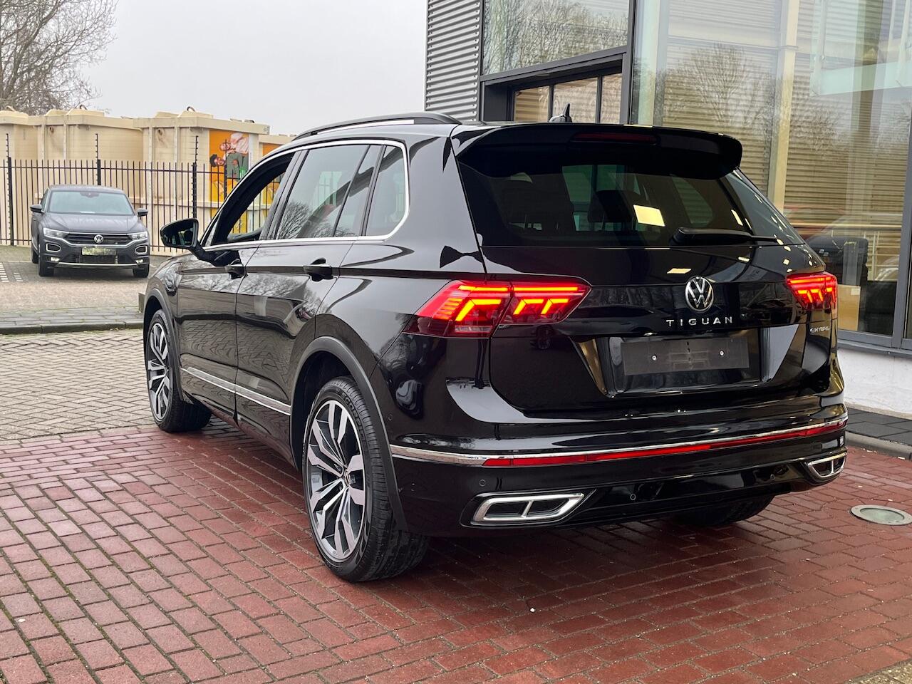 Volkswagen TIGUAN 1.4 TSI 245PK eHybrid R-Line Business+ / Panoramadak / Virtual cockpit pro / IQ LED / Voor + achter stoelen verwarmbaar / Area view / Trekhaak / 20'' LMV