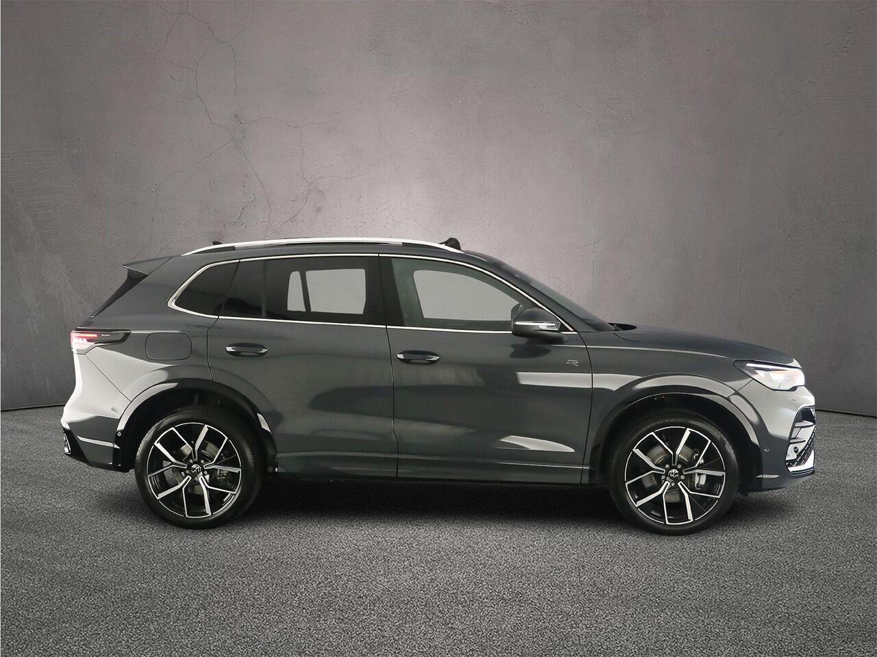 Volkswagen TIGUAN R-Line Edition 1.5 TSI eHybrid 272pk DSG Automaat, Trekhaak, Panoramadak, Adaptive cruise control, Achteruitrijcamera, Elektrische achterklep