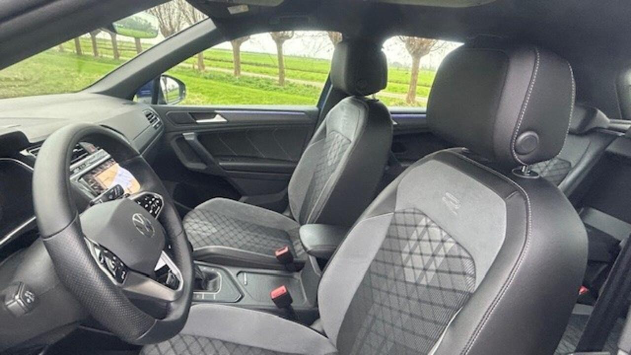 Volkswagen TIGUAN 1.5 TSI R-Line AUTOMAAT 26.000KM!! 1E EIGENAAR!! NAVIGATIE, APPLE CARPLAY, DAB RADIO, STUURVERWARMING, STOELVERWARMING, AMBIËNTEVERLICHTING, DIGITAAL DASHBOARD, DODEHOEK ASSIST, RIJBAAN ASSIST, ADAPTIVE CRUISE CONTROL, ACHTERUITRIJCAMERA, PARKEERHULP V/A,