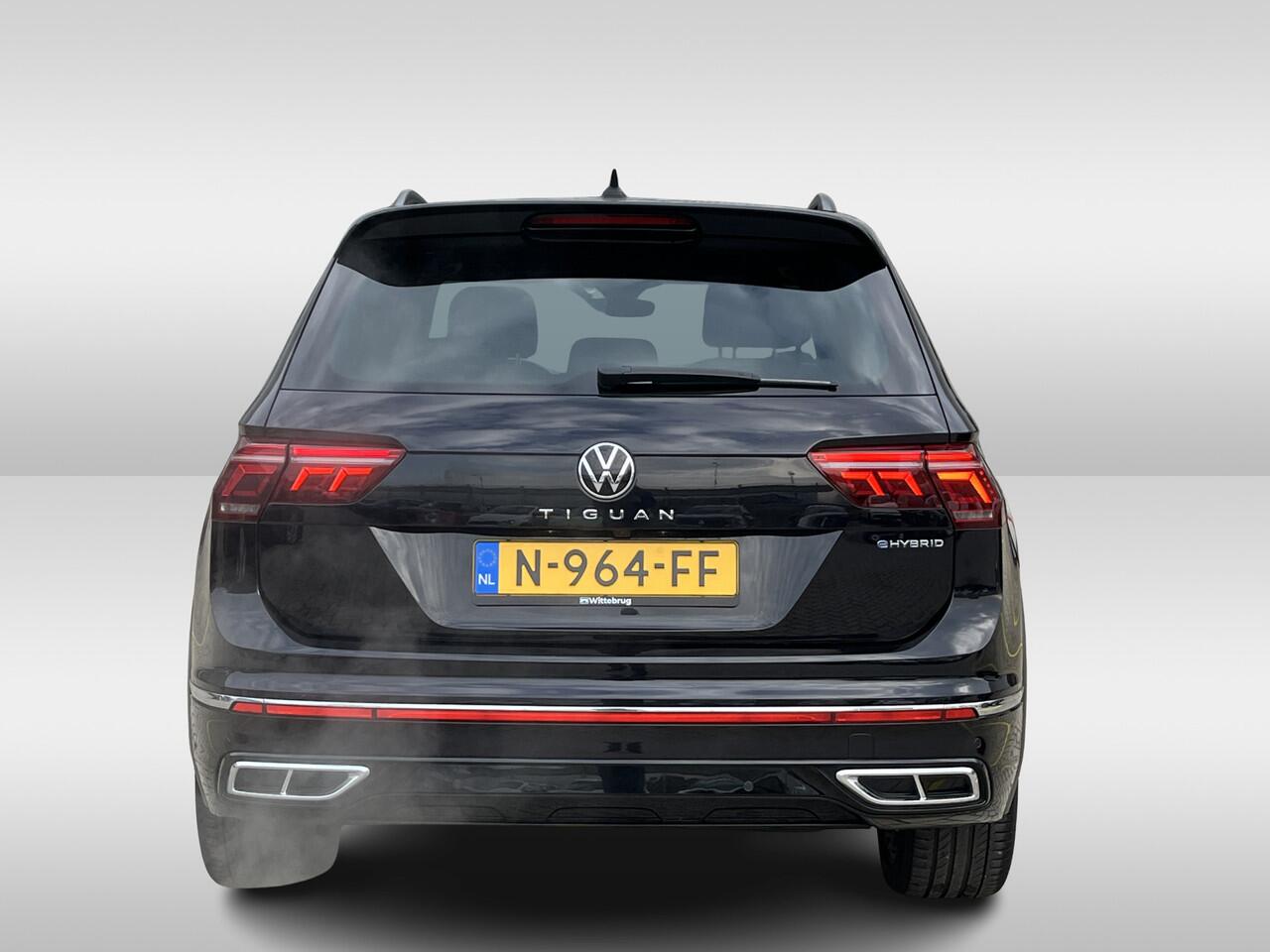 Volkswagen TIGUAN 1.4 TSI eHybrid R-Line Business+ / Pano / Navigatie / App connect / Zwenkbare trekhaak / Camera / Parkeersensoren V+A / **