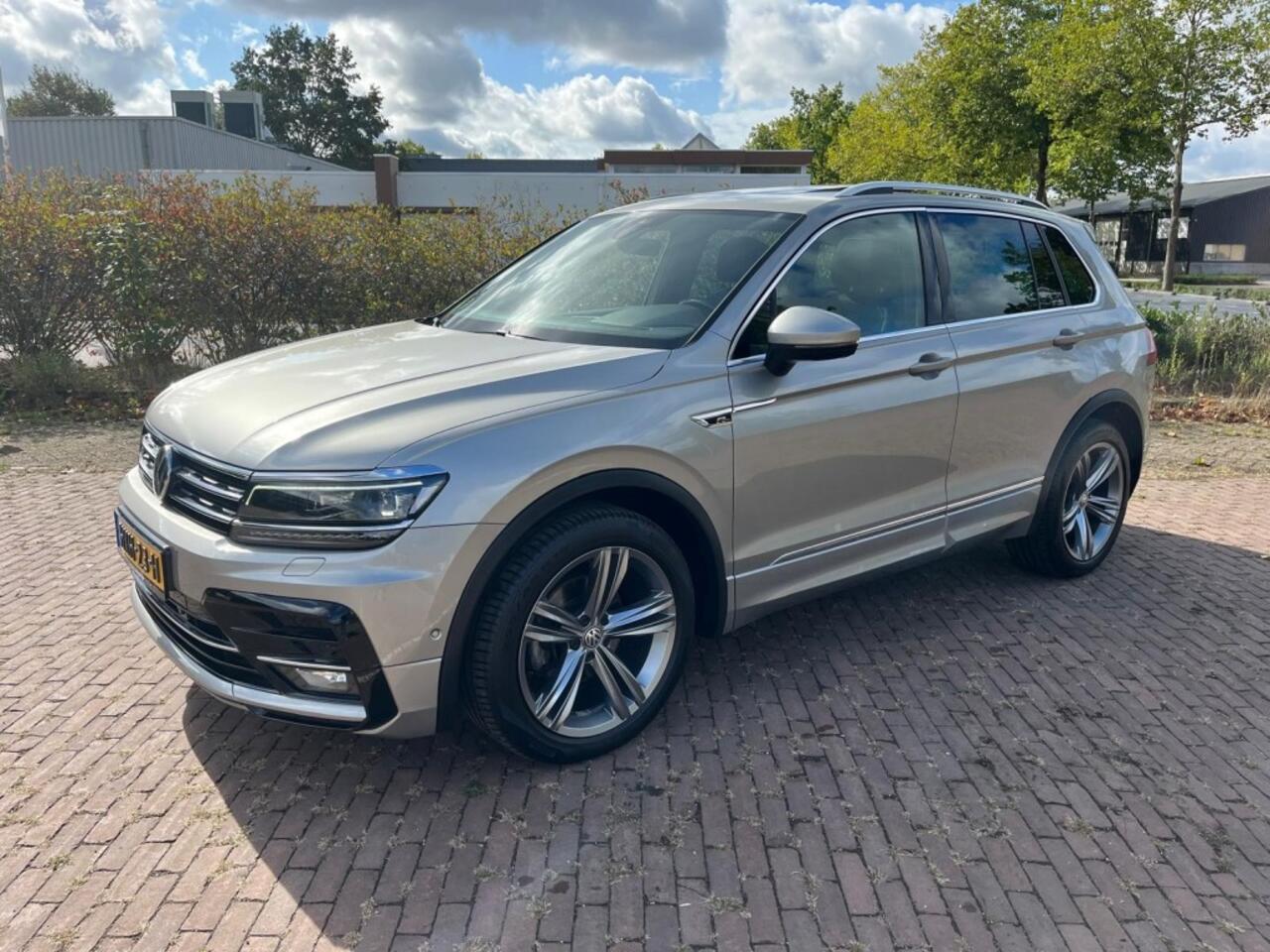 Volkswagen TIGUAN 1.5 TSI DSG R-Line / Trekhaak-Pano-Carplay-Stoelver