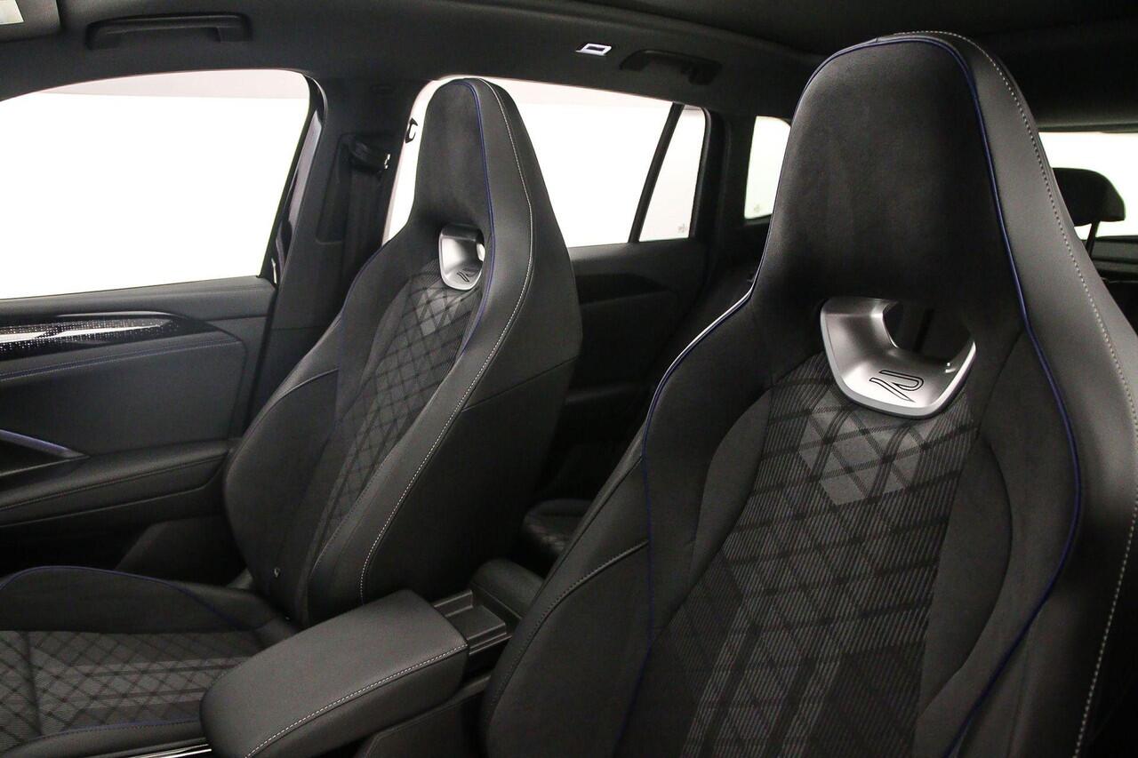 Volkswagen TIGUAN R-Line Edition 1.5 eTSI 150pk DSG Automaat Trekhaak, Panoramadak, Harman Kardon audio, Black Style, Adaptive cruise control, LED matrix koplampen